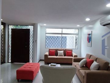Casa remodelada en venta en el barrio Centenario - Sur de Guayaquil