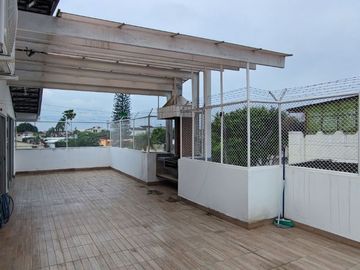 Casa remodelada en venta en el barrio Centenario - Sur de Guayaquil