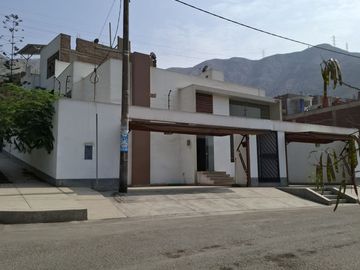 VENTA DE  LINDA CASA EN CARAPONGO-CHOSICA