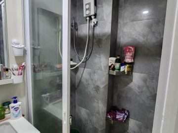 1 Bedroom Condo Unit for sale with Parking ideal for Airbnb and family Staycation
