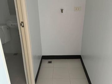 Pre-owned 2 Bedroom unit for sale in Pasig-Cainta near Eastwood Cambridge Village RFO Rent to own