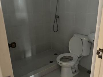 Pre-owned 2 Bedroom unit for sale in Pasig-Cainta near Eastwood Cambridge Village RFO Rent to own