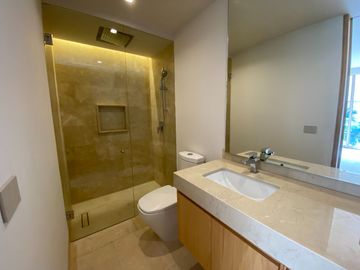 DEPARTAMENTO CON PRECIO DE OPORTUNIDAD EN LUJOSO DESARROLLO EN PUERTO CANCUN, DISEÑO ITALIANO