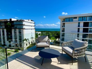 DEPARTAMENTO CON PRECIO DE OPORTUNIDAD EN LUJOSO DESARROLLO EN PUERTO CANCUN, DISEÑO ITALIANO
