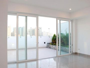 VENDO TRIPLEX ESTRENO DE 191M2 + 2 ESTACIONAMIENTOS EN URB. SANTA CRUZ / MIRAFLORES