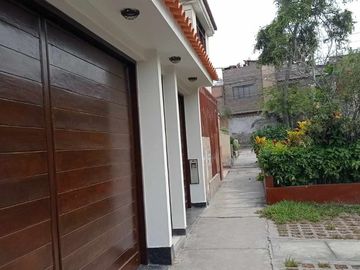 VENDO CASA FRENTE A PARQUE en San Juan de Miraflores