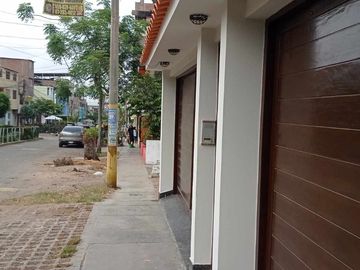 VENDO CASA FRENTE A PARQUE en San Juan de Miraflores
