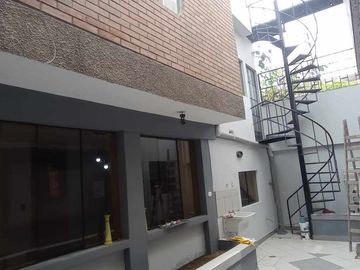 VENDO CASA FRENTE A PARQUE en San Juan de Miraflores