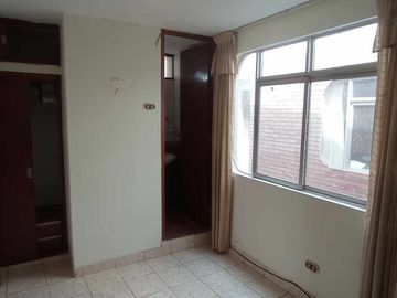 VENDO CASA FRENTE A PARQUE en San Juan de Miraflores