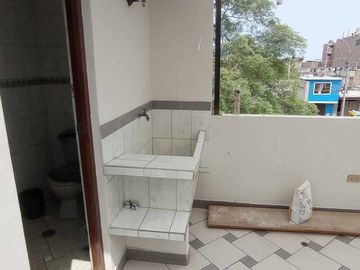 VENDO CASA FRENTE A PARQUE en San Juan de Miraflores