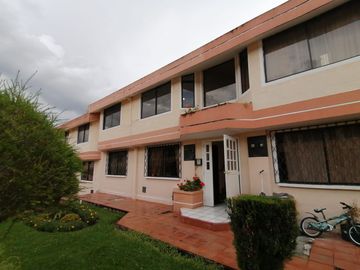 Conocoto, vendo departamento de 110m2 en conjunto, 3 dormitorios y estacionamiento
