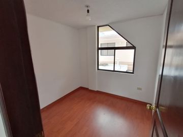Conocoto, vendo departamento de 110m2 en conjunto, 3 dormitorios y estacionamiento