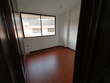Conocoto, vendo departamento de 110m2 en conjunto, 3 dormitorios y estacionamiento