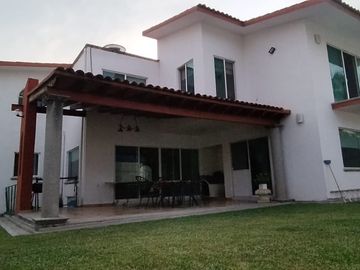 VENTA E CASA DE 2 NIVELES EN FRACC. AMATES DE OAXTEPEC