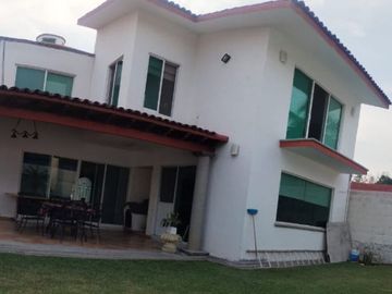 VENTA E CASA DE 2 NIVELES EN FRACC. AMATES DE OAXTEPEC