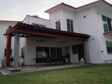 VENTA E CASA DE 2 NIVELES EN FRACC. AMATES DE OAXTEPEC