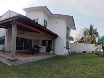 VENTA E CASA DE 2 NIVELES EN FRACC. AMATES DE OAXTEPEC