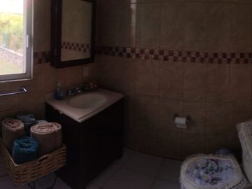 VENTA E CASA DE 2 NIVELES EN FRACC. AMATES DE OAXTEPEC