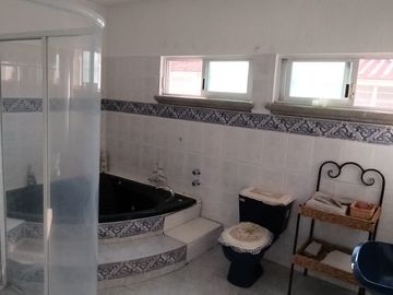 VENTA E CASA DE 2 NIVELES EN FRACC. AMATES DE OAXTEPEC