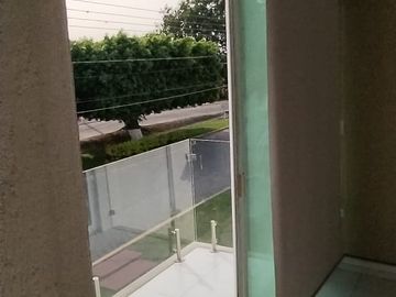 VENTA E CASA DE 2 NIVELES EN FRACC. AMATES DE OAXTEPEC
