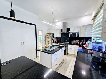 LAS CAÑADAS CASA EN VENTA CON EXCELENTE UBICACIÓN Y TERRAZA CON BONITA VISTA
