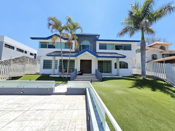 LAS CAÑADAS CASA EN VENTA CON EXCELENTE UBICACIÓN Y TERRAZA CON BONITA VISTA