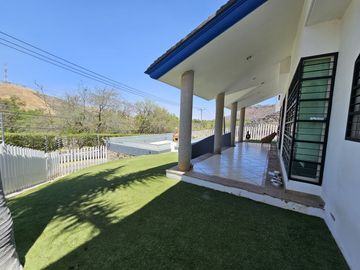 LAS CAÑADAS CASA EN VENTA CON EXCELENTE UBICACIÓN Y TERRAZA CON BONITA VISTA