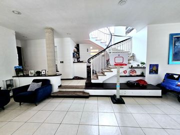 LAS CAÑADAS CASA EN VENTA CON EXCELENTE UBICACIÓN Y TERRAZA CON BONITA VISTA