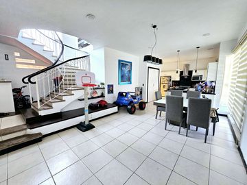 LAS CAÑADAS CASA EN VENTA CON EXCELENTE UBICACIÓN Y TERRAZA CON BONITA VISTA