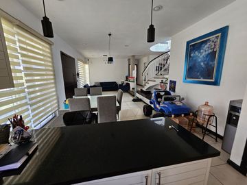 LAS CAÑADAS CASA EN VENTA CON EXCELENTE UBICACIÓN Y TERRAZA CON BONITA VISTA