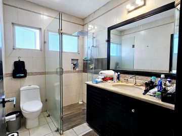 LAS CAÑADAS CASA EN VENTA CON EXCELENTE UBICACIÓN Y TERRAZA CON BONITA VISTA