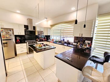 LAS CAÑADAS CASA EN VENTA CON EXCELENTE UBICACIÓN Y TERRAZA CON BONITA VISTA
