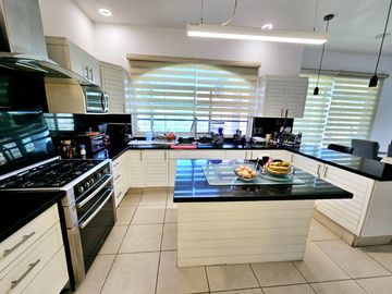 LAS CAÑADAS CASA EN VENTA CON EXCELENTE UBICACIÓN Y TERRAZA CON BONITA VISTA
