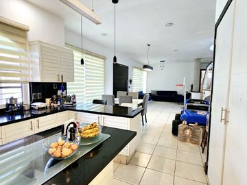 LAS CAÑADAS CASA EN VENTA CON EXCELENTE UBICACIÓN Y TERRAZA CON BONITA VISTA