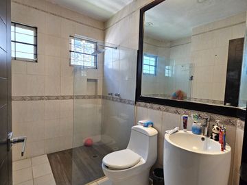LAS CAÑADAS CASA EN VENTA CON EXCELENTE UBICACIÓN Y TERRAZA CON BONITA VISTA