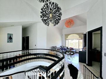 LAS CAÑADAS CASA EN VENTA CON EXCELENTE UBICACIÓN Y TERRAZA CON BONITA VISTA