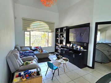 LAS CAÑADAS CASA EN VENTA CON EXCELENTE UBICACIÓN Y TERRAZA CON BONITA VISTA