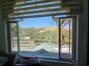LAS CAÑADAS CASA EN VENTA CON EXCELENTE UBICACIÓN Y TERRAZA CON BONITA VISTA