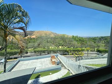 LAS CAÑADAS CASA EN VENTA CON EXCELENTE UBICACIÓN Y TERRAZA CON BONITA VISTA