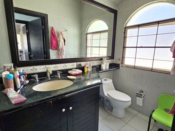 LAS CAÑADAS CASA EN VENTA CON EXCELENTE UBICACIÓN Y TERRAZA CON BONITA VISTA