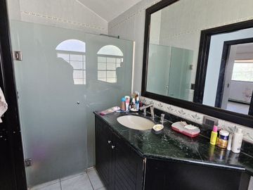 LAS CAÑADAS CASA EN VENTA CON EXCELENTE UBICACIÓN Y TERRAZA CON BONITA VISTA