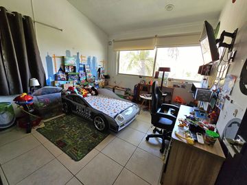 LAS CAÑADAS CASA EN VENTA CON EXCELENTE UBICACIÓN Y TERRAZA CON BONITA VISTA