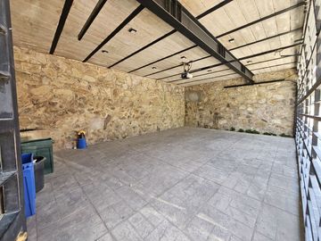LAS CAÑADAS CASA EN VENTA CON EXCELENTE UBICACIÓN Y TERRAZA CON BONITA VISTA