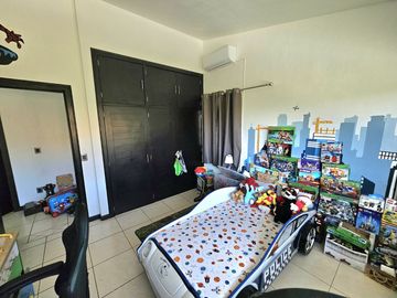 LAS CAÑADAS CASA EN VENTA CON EXCELENTE UBICACIÓN Y TERRAZA CON BONITA VISTA