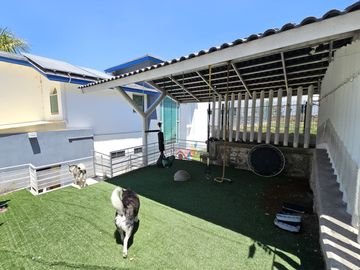 LAS CAÑADAS CASA EN VENTA CON EXCELENTE UBICACIÓN Y TERRAZA CON BONITA VISTA