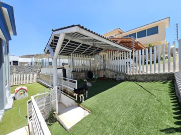 LAS CAÑADAS CASA EN VENTA CON EXCELENTE UBICACIÓN Y TERRAZA CON BONITA VISTA