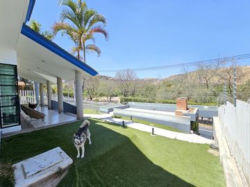 LAS CAÑADAS CASA EN VENTA CON EXCELENTE UBICACIÓN Y TERRAZA CON BONITA VISTA