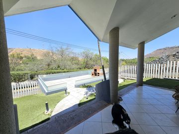 LAS CAÑADAS CASA EN VENTA CON EXCELENTE UBICACIÓN Y TERRAZA CON BONITA VISTA