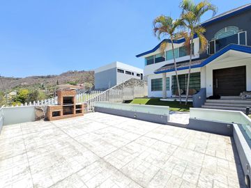 LAS CAÑADAS CASA EN VENTA CON EXCELENTE UBICACIÓN Y TERRAZA CON BONITA VISTA