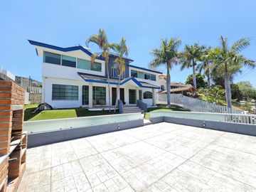 LAS CAÑADAS CASA EN VENTA CON EXCELENTE UBICACIÓN Y TERRAZA CON BONITA VISTA